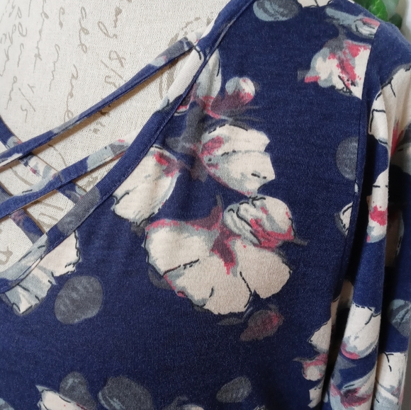 Loralette Blue Floral Cage Neck Tunic Top Size 1X - Picture 4 of 9